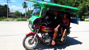 Familie-in-de-tricycle-Filippijnen