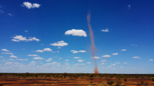 Kleine-tornado-in-Outback-Australië