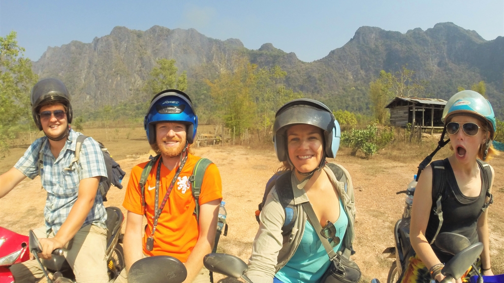 Remco, Mark, Paula, Serena motorrijden in Laos, The Loop