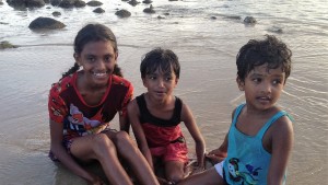 Kids spelen op de stranden van Sri Lanka