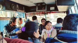 In de bus naar Vipassana meditatiecentrum