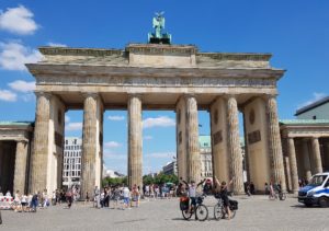 Dag-14-fietsreis-naar-Berlijn-finish-bereikt-Brandenburger-tor