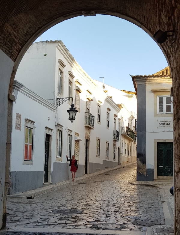 Porto-Lissabon-of-Faro.-De-witte-straten-van-Faro