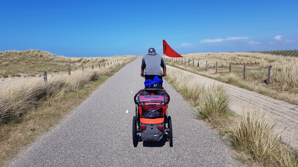 Ronde van Nederland op de fiets met baby Lotje, als een trein door de duinen