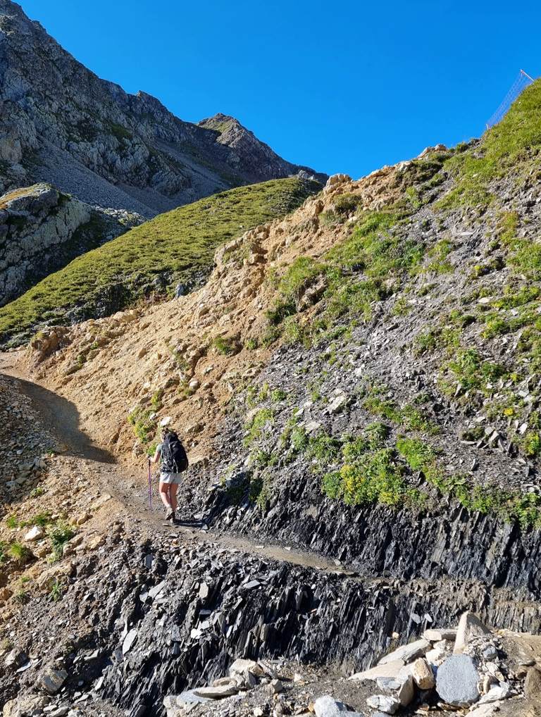 Tour du Mont Blanc dag 4 rood en zwart gesteente