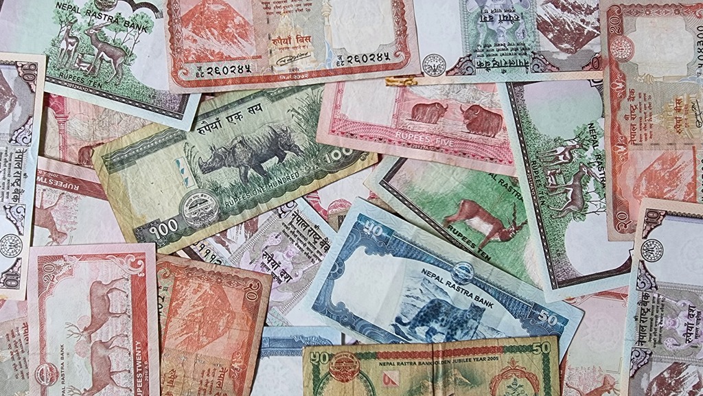 Geld in Nepal, pinnen, prijzen, fooien, Nepalese Rupee biljetten