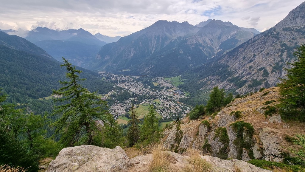 Tour du Mont Blanc dag 6 uitzicht over Courmayeur onderweg naar Rifugio Bertone