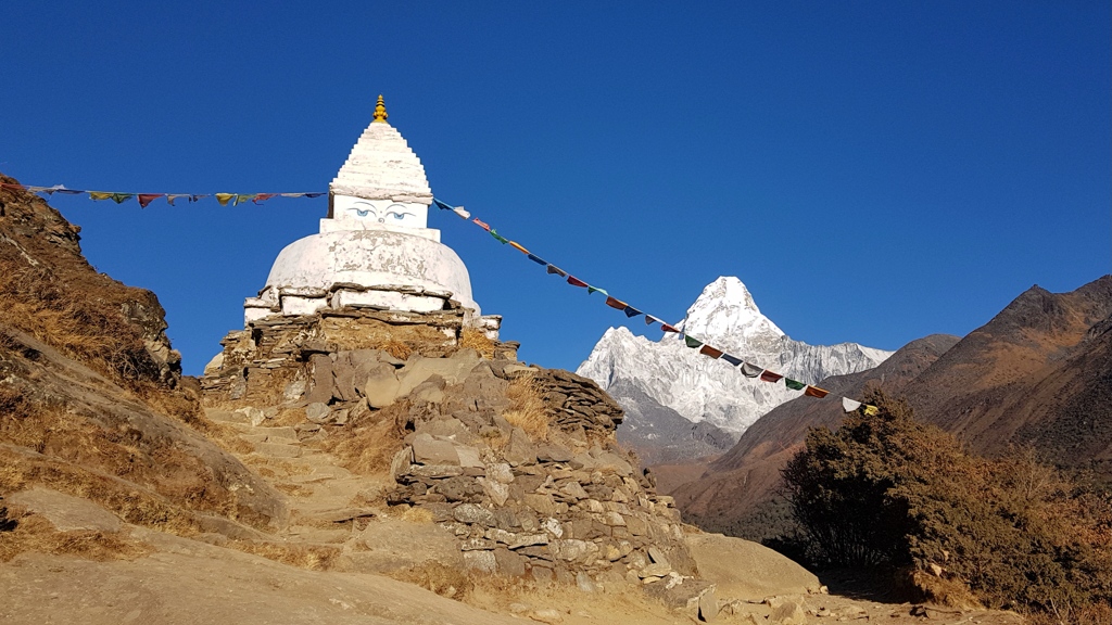 Everest Base Camp dag 4 Namche Bazar tot Pangboche, stupa's en gebedsvlaggen
