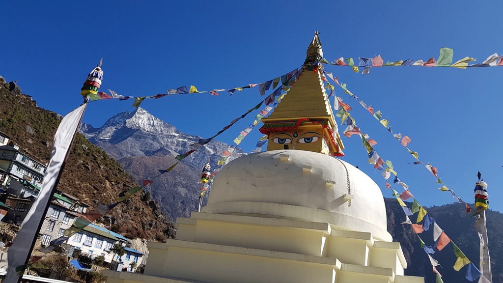 Everest Base Camp trekking dag 14 Rustdag in Namche Bazar stupa en gebedsvlaggen