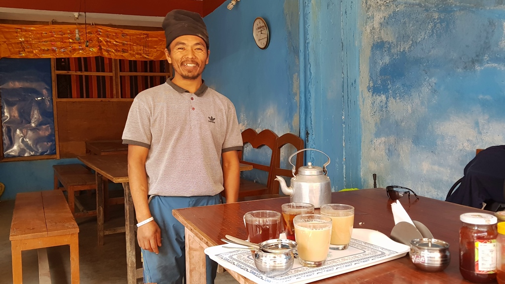 Blije man in lokaal restaurant bergen Nepal