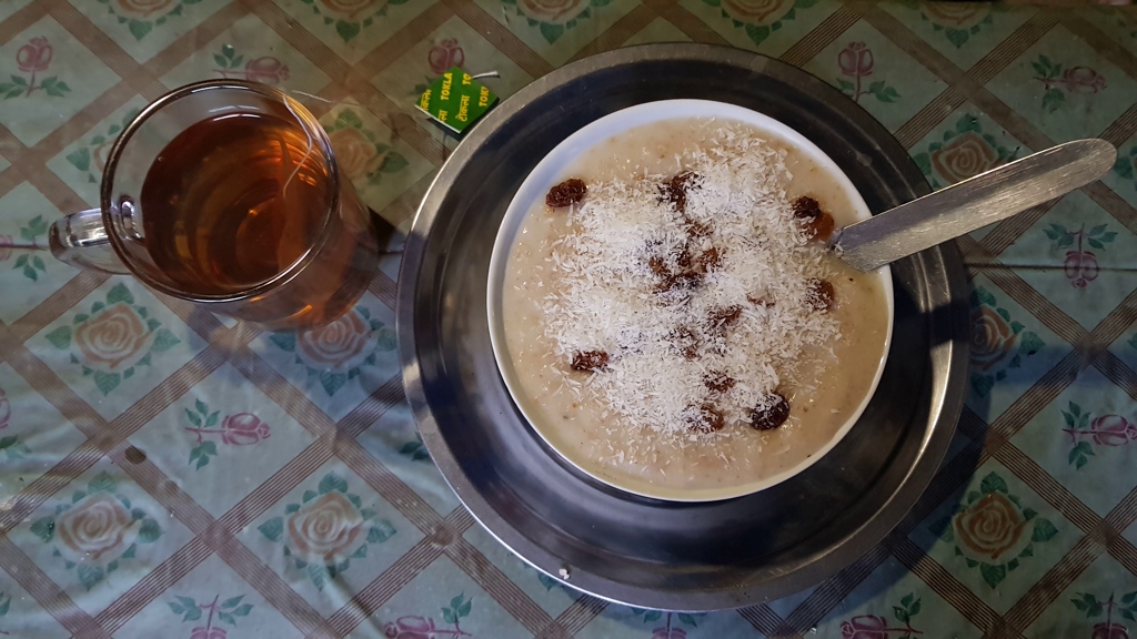 Eten en drinken in Nepal ontbijt havermoutpap