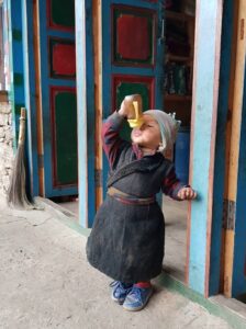 Lokale gebruiken in Nepal, kindje drinken in de bergen