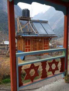 Tea house trekking in Nepal warme douche