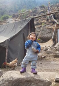 Manaslu en Tsum Valley dag 5 Philim tot Chumling, Nepalees kindje