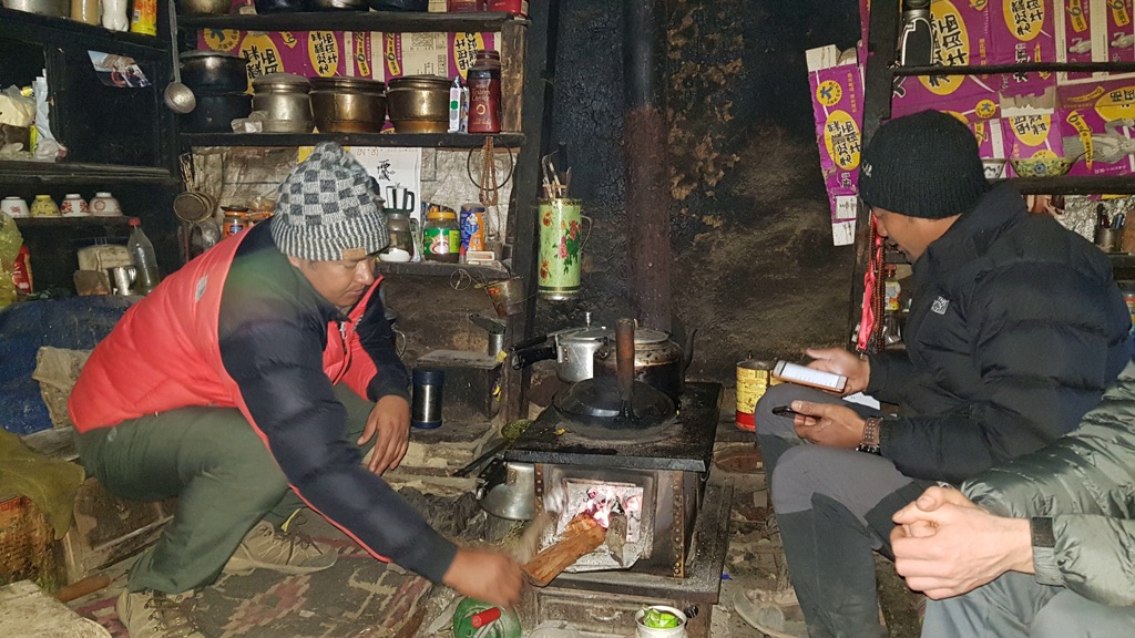 Manaslu en Tsum Valley dag 7 Lamagaun tot Mu Gumpa, eten koken in hutje van de monnik