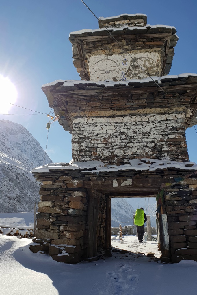 Manaslu en Tsum Valley trekking dag 15 Samdo tot Lho, stupa poort sneeuw