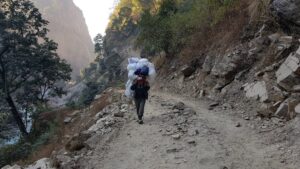 Manaslu en Tsum Valley trekking dag 18, Dobhan tot Soti Khola, zware rugzak