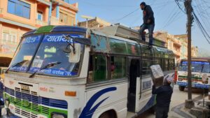 Bagage op het dak van de bus in Nepal