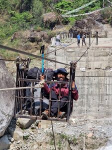 Langtang Circuit trekking dag 12, Melamchi Gaon tot Tarke Gyang, Raj in kabelbaan