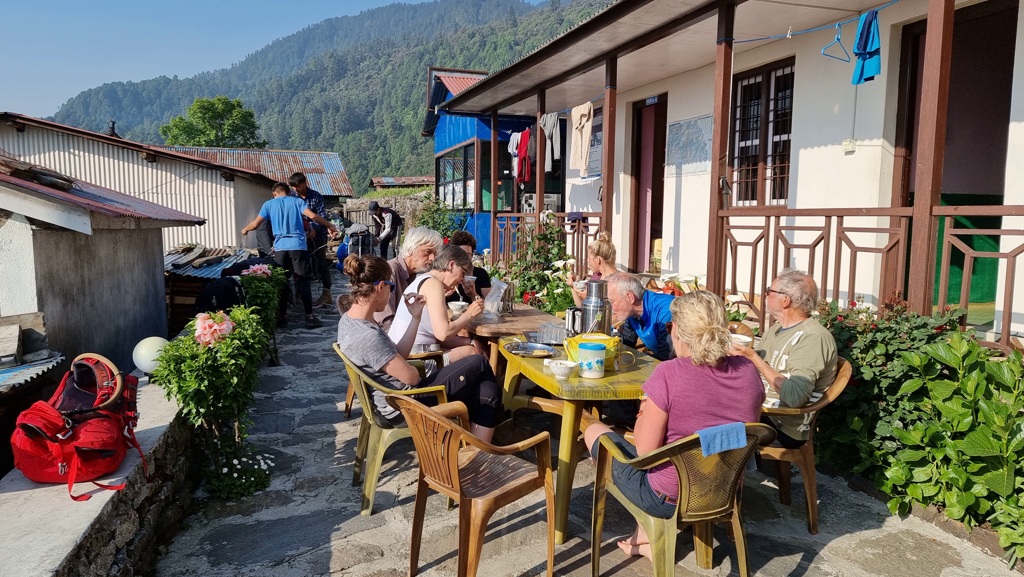 Langtang Circuit trekking dag 12, Melamchi Gaon tot Tarke Gyang, ontbijt in Ghopte