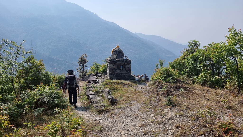 Langtang Circuit trekking dag 12, Melamchi Gaon tot Tarke Gyang, stupa Helambu