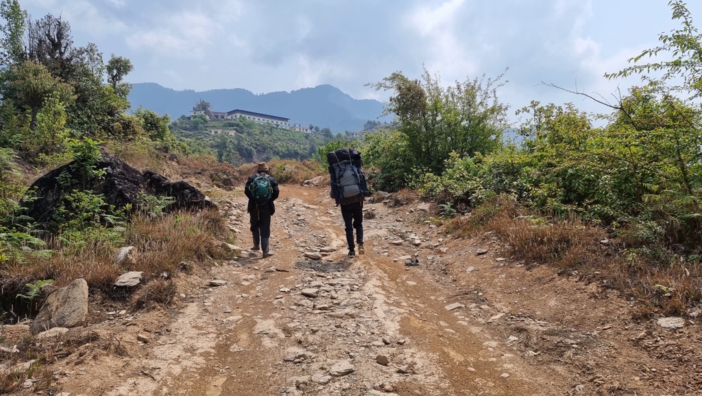 Langtang Circuit trekking dag 12, Melamchi Gaon tot Tarke Gyang, afdaling