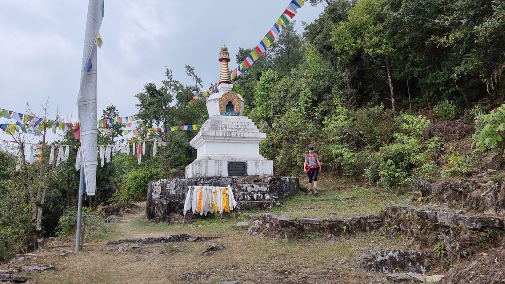 Langtang Circuit trekking dag 13, Tarke Gyang tot Sermathang, verborgen stupa