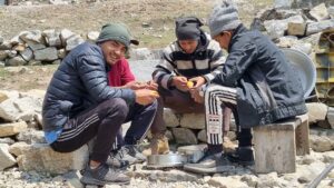 Langtang Circuit trekking dag 4, Mundu naar Kyanjin Gompa, porters eten bereiden
