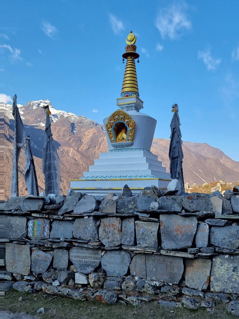 Langtang Circuit trekking dag 6, Kyanjin Gompa tot Lama Hotel, Om Mani Padme Hum stenen en stupa
