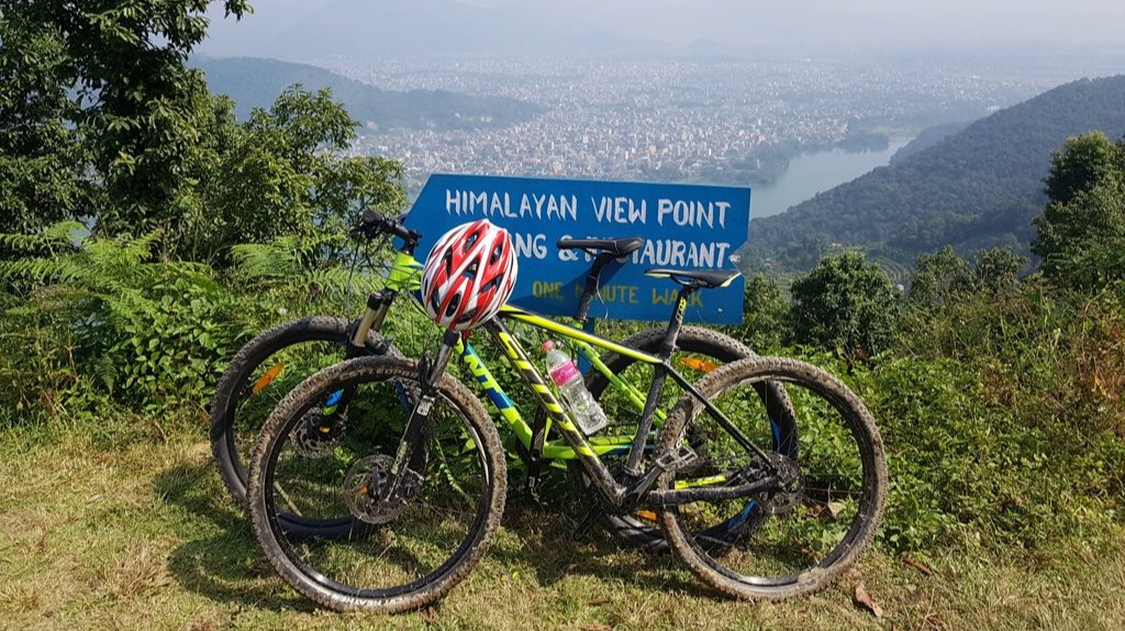 Doen in Pokhara, fietsen rond Phewa Lake
