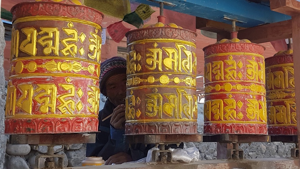 Trekking in Nepal, mooiste Upper Mustang trektochten, Lo Manthang gebedswiel schilderen