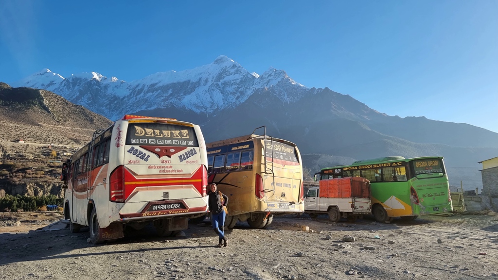 Annapurna Circuit en Tilicho Lake trekking dag 13, Kagbeni naar Jomsom, grote bussen