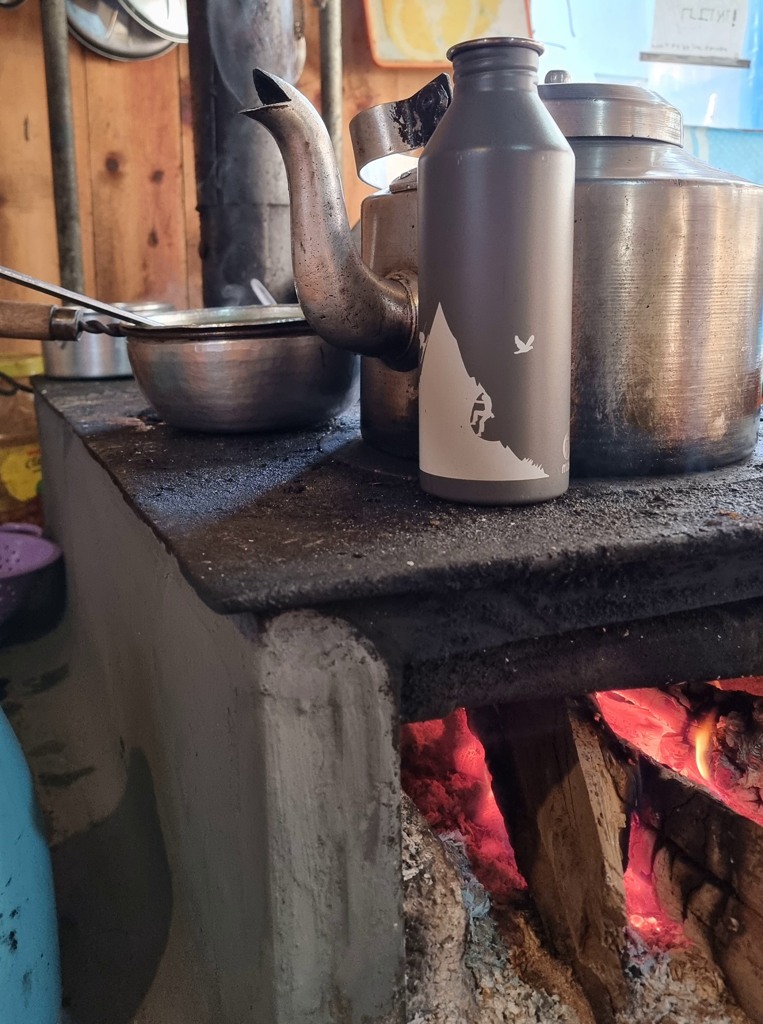 Annapurna Circuit en Tilicho Lake trekking dag 5, Upper Pisang naar Manang, water opwarmen op het vuur tea house