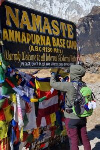 Annapurna Base Camp trekking dag 6, MBC naar Annapurna Base Camp, vlaggetjes ophangen ABC