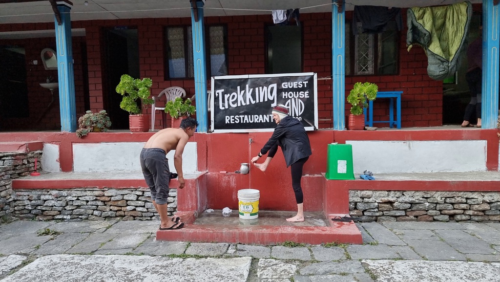 Annapurna Base Camp trekking dag 7, Annapurna Base Camp naar Bamboo, voeten wassen