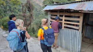 Annapurna Base Camp trekking dag 8, Bamboo naar Jhinu Danda, ticket office hot springs