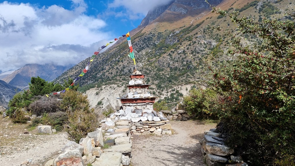 Trekking in Nepal, chorten, stupa