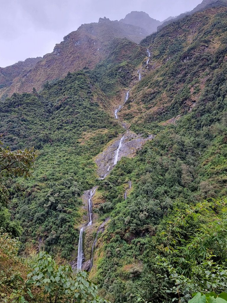 Dhaulagiri Circuit Nepal waterval jungle