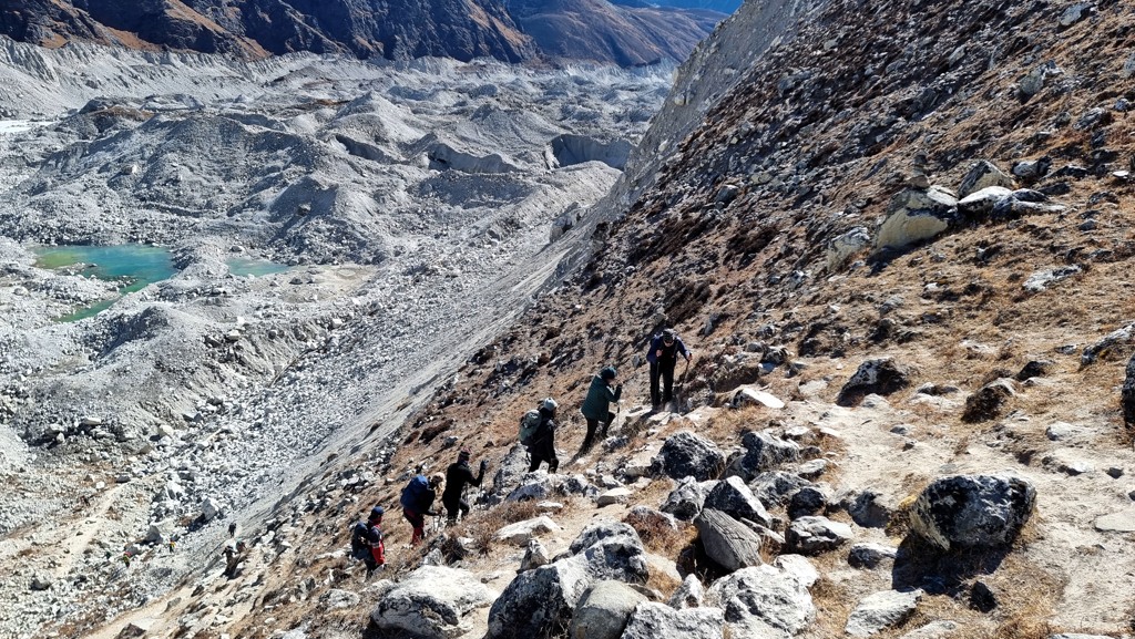 Reisfilm Everest Base Camp via Gokyo Lakes trekking, Ngozumpa gletsjer oversteken