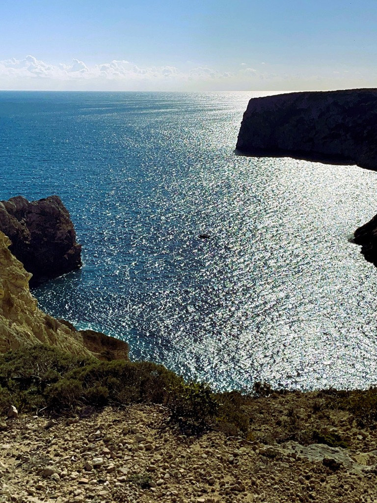 Fisherman's Trail etappe 10, Vila do Bispo naar Sagres, rots in zee