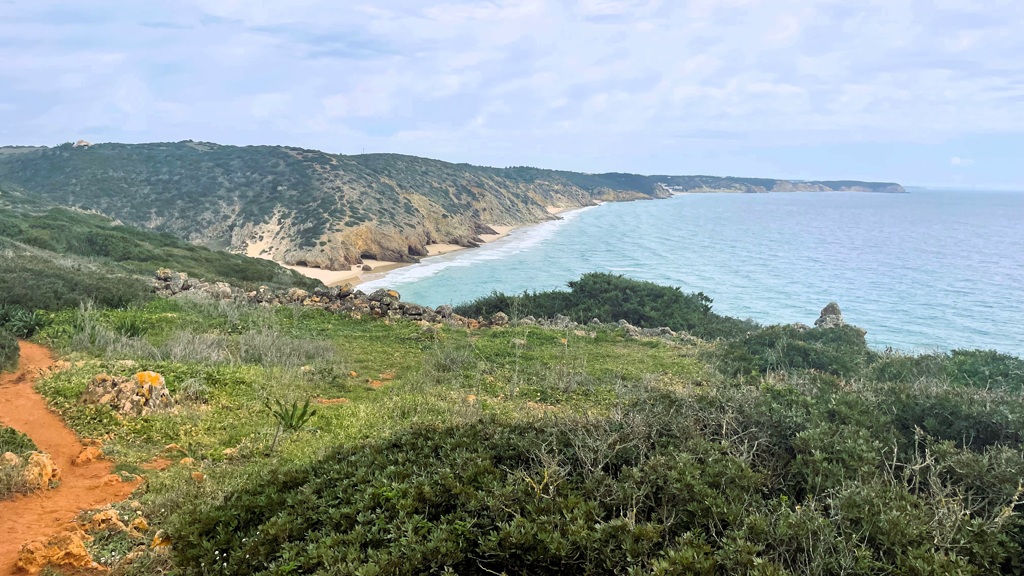 Fisherman's Trail etappe 11, Sagres naar Salema, gravelpad rode aarde