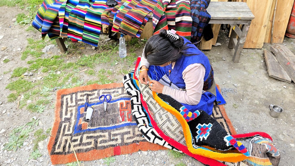 Dame handwerken Nepal trektocht