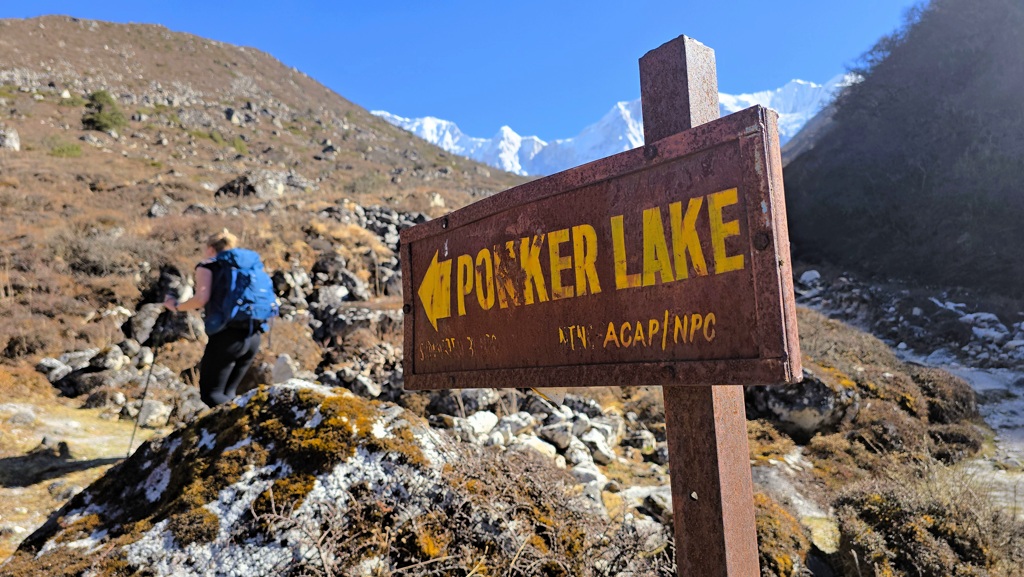 Manaslu Circuit dag 10, Bhimtang naar Chauli Kharka, Ponker Lake routebordje