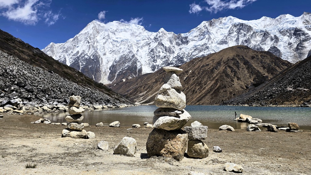 Manaslu Circuit dag 10, Bhimtang naar Chauli Kharka, cairns, steenmannetje
