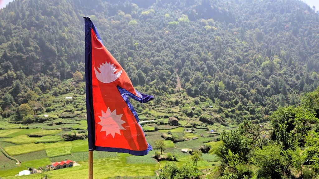 Manaslu Circuit dag 12, Gowa naar Thal, Nepalese vlag