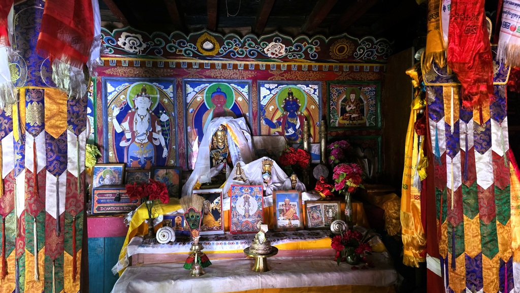 Manaslu Circuit dag 12, Gowa naar Thal, klooster interieur Nepal