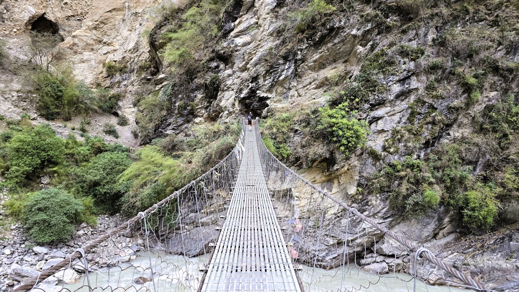 Manaslu Circuit dag 4, Deng naar Ghap, suspension bridge, hangbrug
