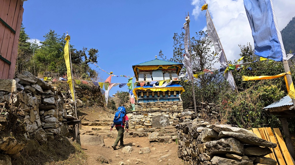 Manaslu Circuit dag 5, Ghap naar Lho, stupa en gebedsvlaggen