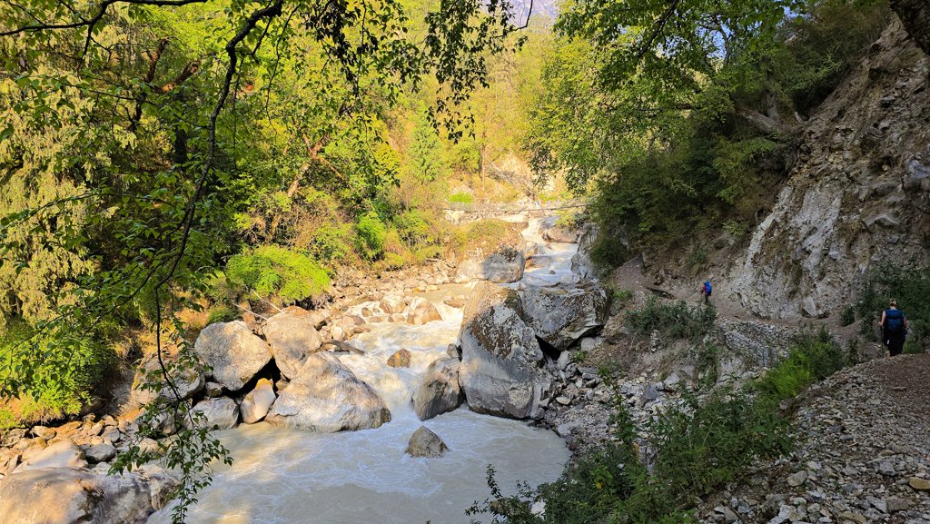 Manaslu Circuit dag 5, Ghap naar Lho, wandelen langs Budhi Gandaki rivier