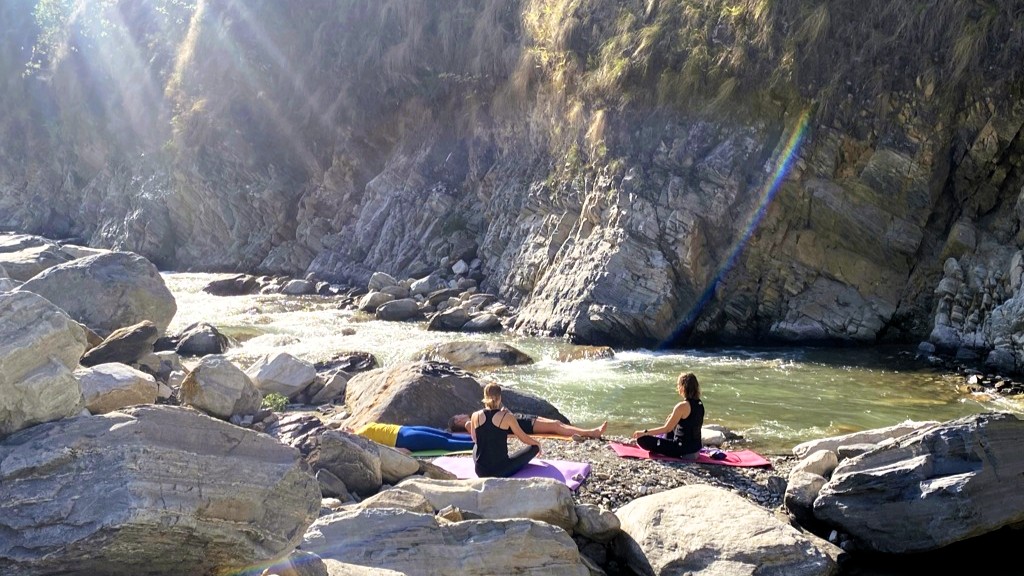 Manaslu Circuit trekking dag 1, yoga bij rivier Nepal